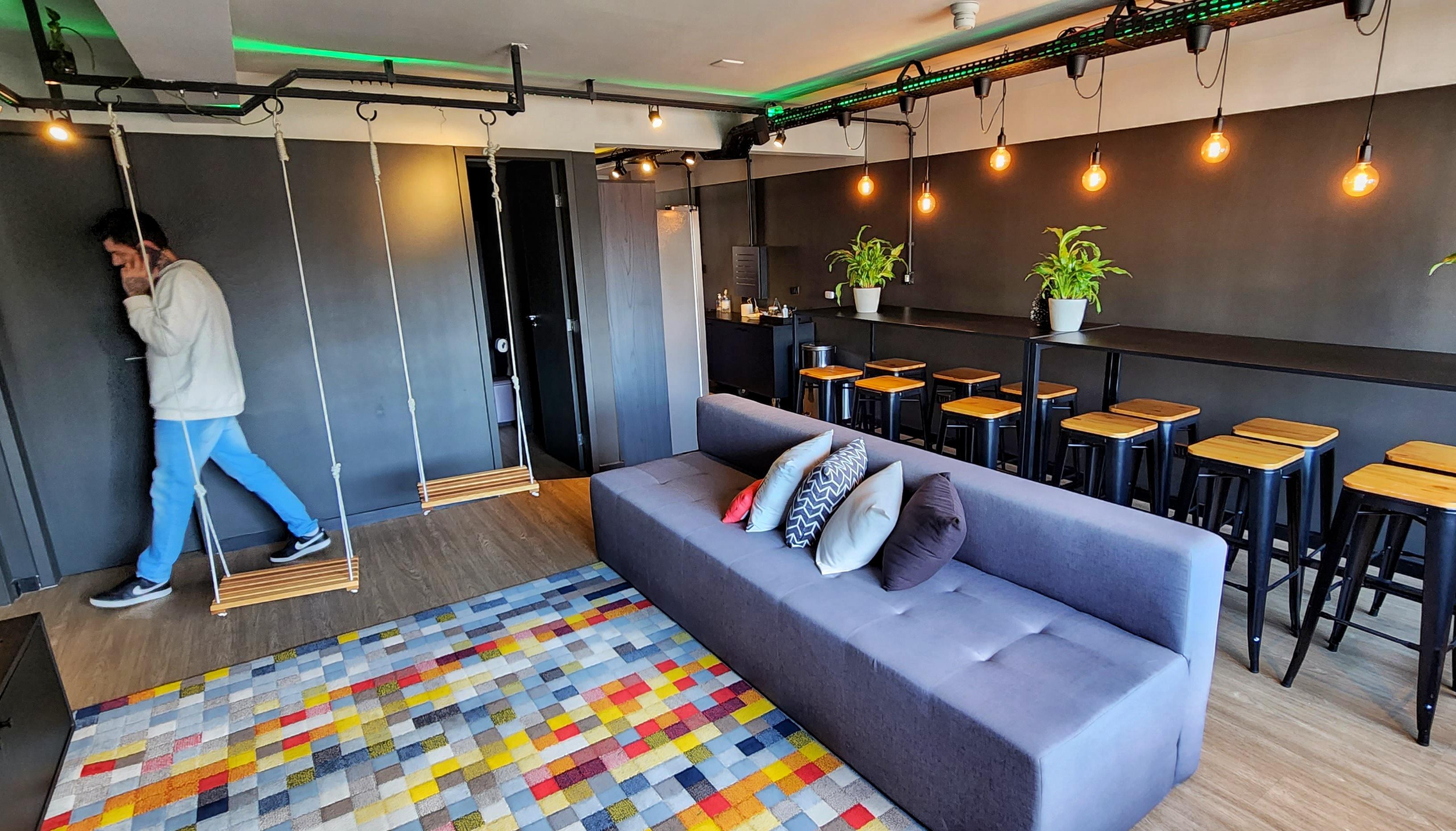 Escritório Matilha, lounge com balanço e iluminação